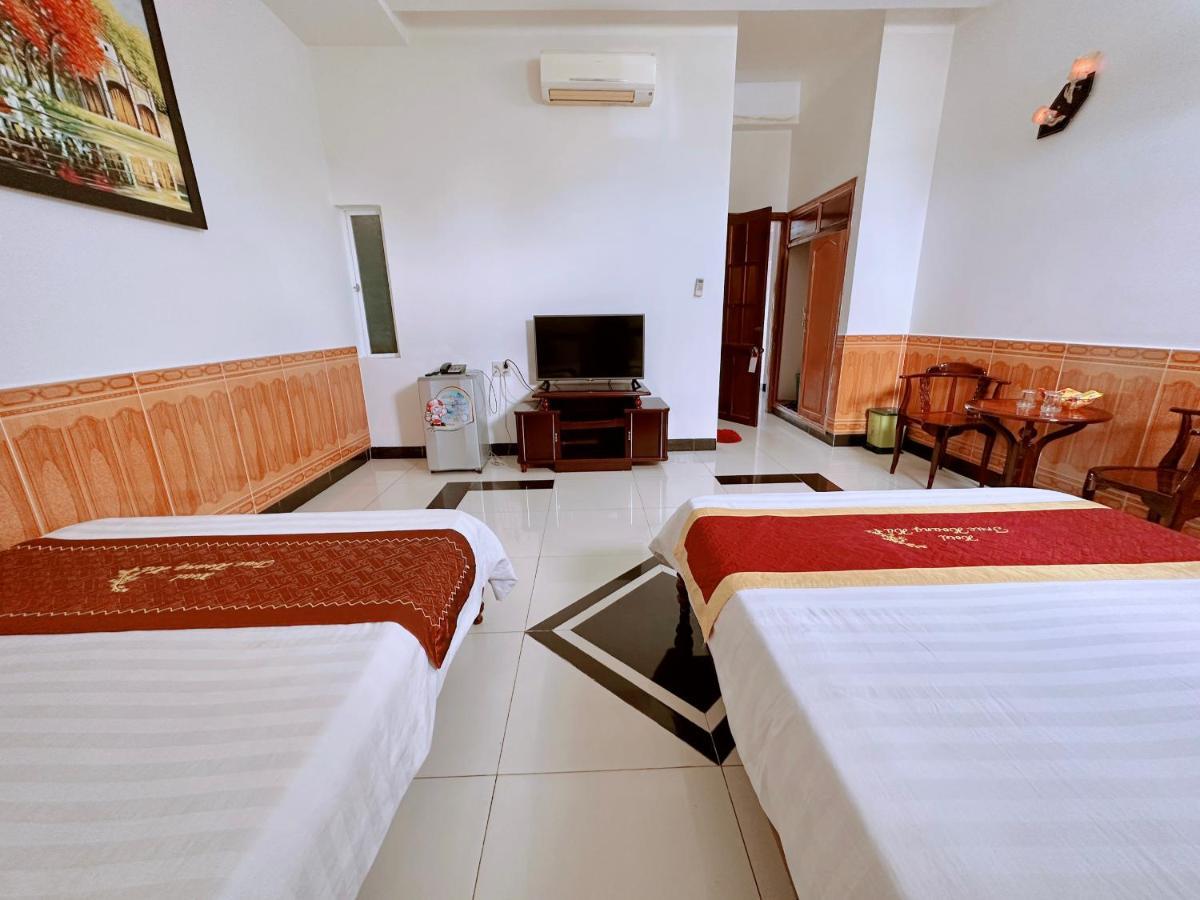 Truc Hoang Ha Hotel Kon Tum Exterior foto